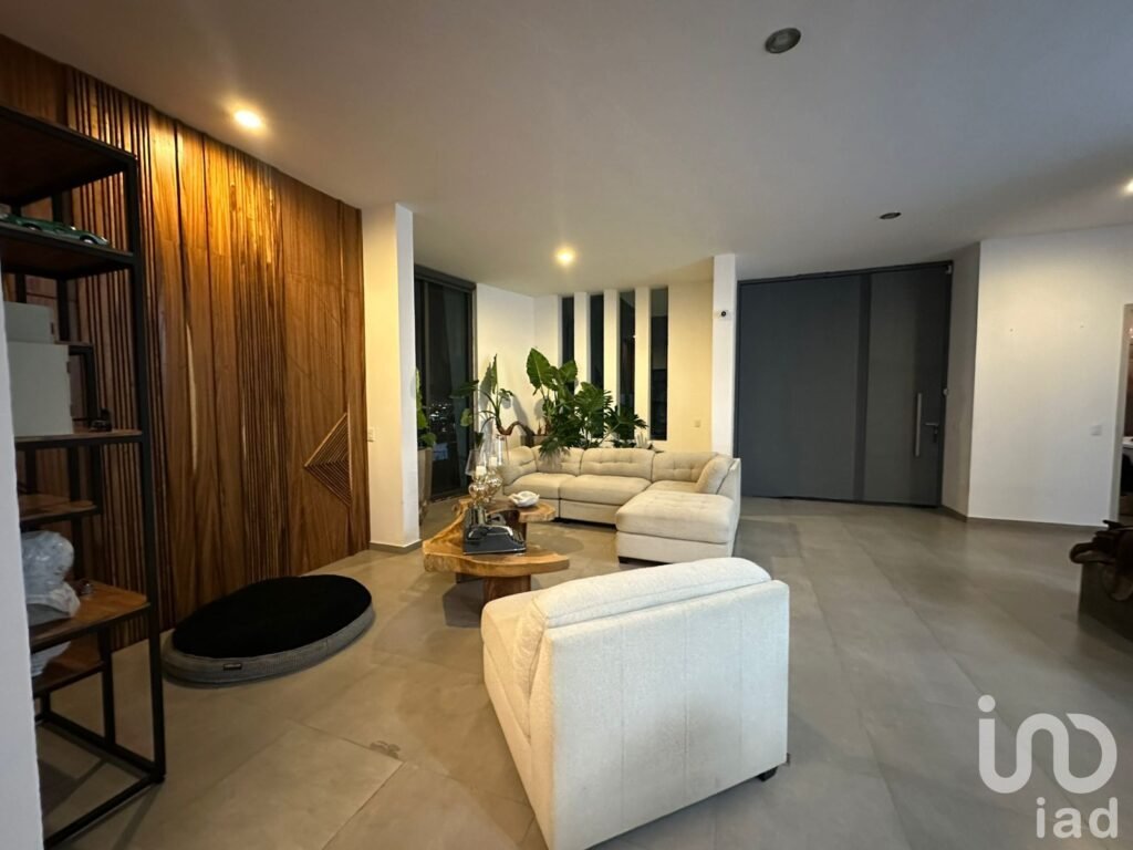 CASA MODERNA, CON ACABADOS DE LUJO EN VENTA DENTRO DE COTO EN BUGAMBILIAS SEGUNDA SECCION