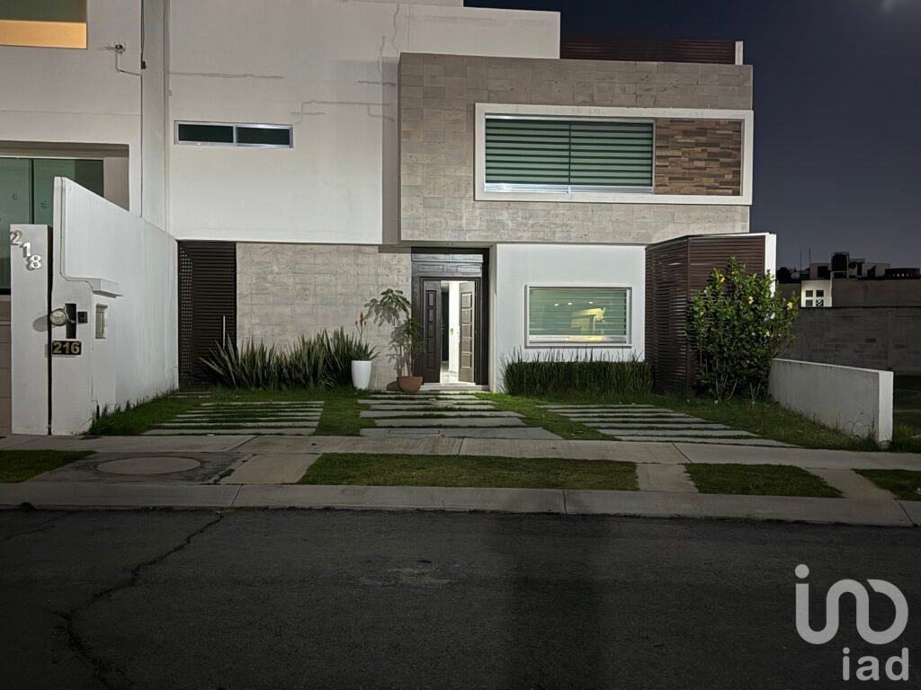 CASA DE LUJO EN ZONA PLATEADA EN RENTA