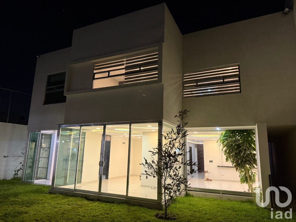 CASA DE LUJO EN ZONA PLATEADA EN RENTA