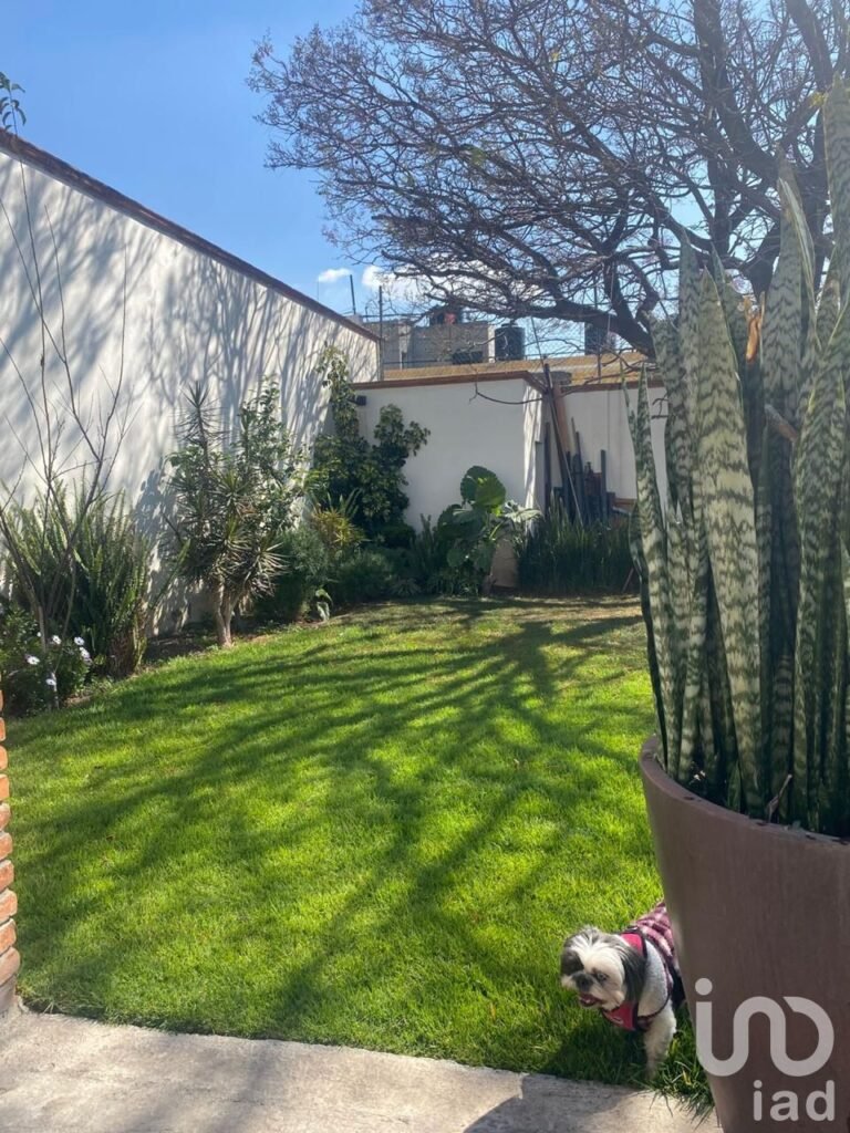 CASA CÉNTRICA CON GRAN JARDÍN Y SALÓN DE EVENTOS EN TERRENO DE 800 METROS CUADRADOS, EN VENTA