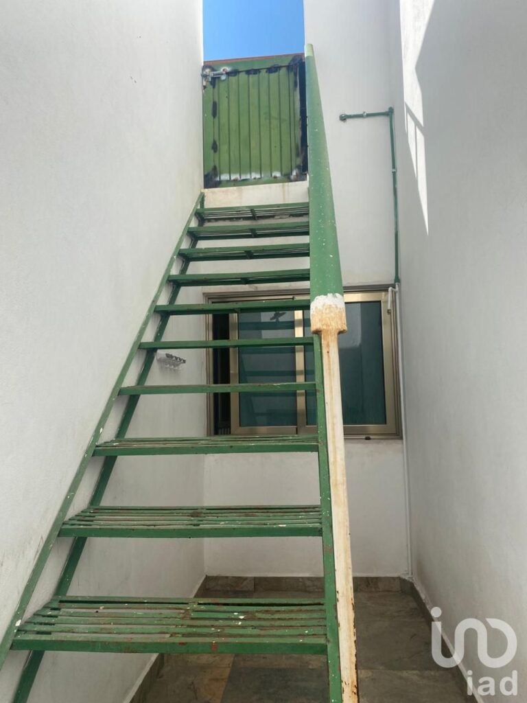 CASA CÉNTRICA CON GRAN JARDÍN Y SALÓN DE EVENTOS EN TERRENO DE 800 METROS CUADRADOS, EN VENTA