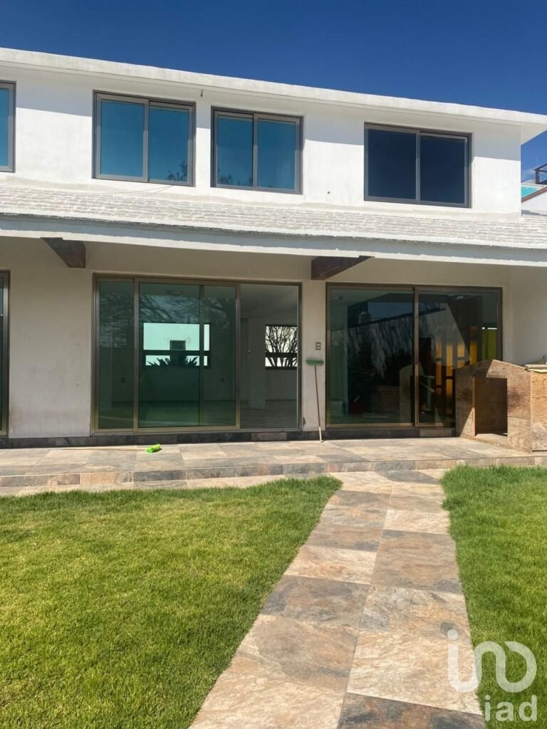 CASA CÉNTRICA CON GRAN JARDÍN Y SALÓN DE EVENTOS EN TERRENO DE 800 METROS CUADRADOS, EN VENTA