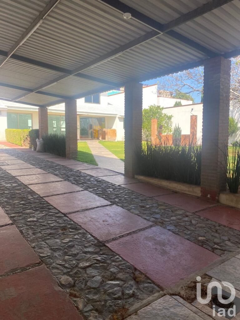 CASA CÉNTRICA CON GRAN JARDÍN Y SALÓN DE EVENTOS EN TERRENO DE 800 METROS CUADRADOS, EN VENTA