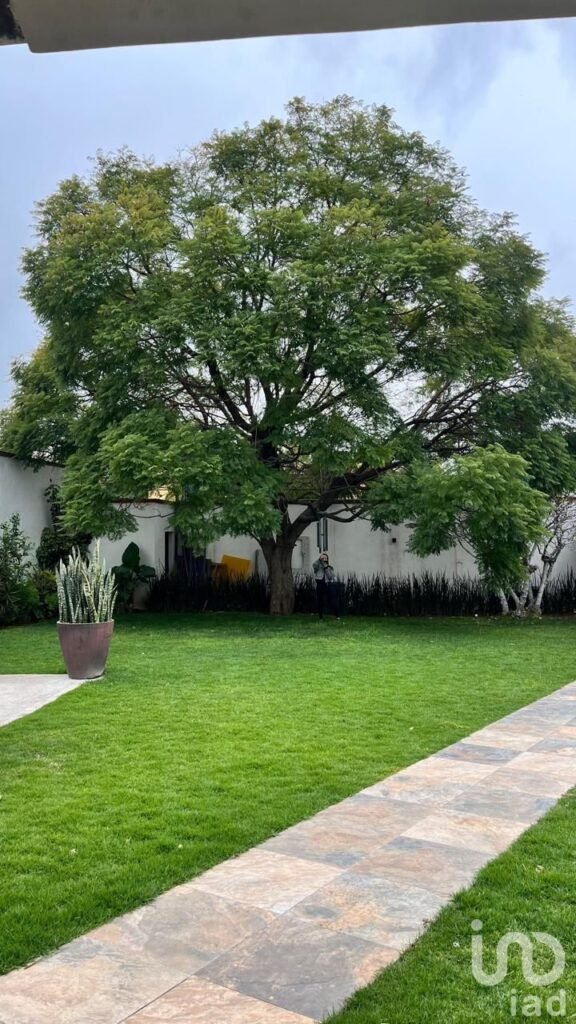 CASA CÉNTRICA CON GRAN JARDÍN Y SALÓN DE EVENTOS EN TERRENO DE 800 METROS CUADRADOS, EN VENTA