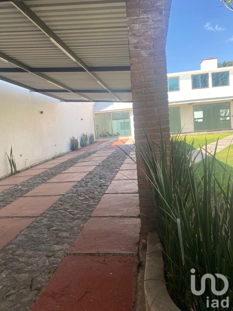 CASA CÉNTRICA CON GRAN JARDÍN Y SALÓN DE EVENTOS EN TERRENO DE 800 METROS CUADRADOS, EN VENTA