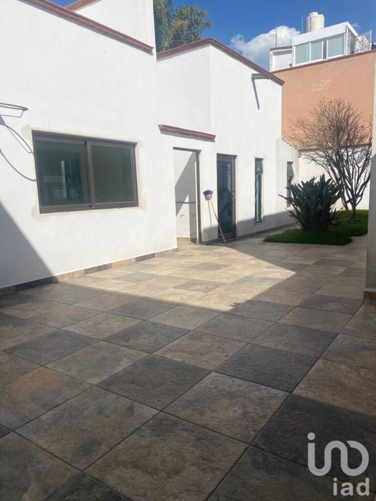 CASA CÉNTRICA CON GRAN JARDÍN Y SALÓN DE EVENTOS EN TERRENO DE 800 METROS CUADRADOS, EN VENTA