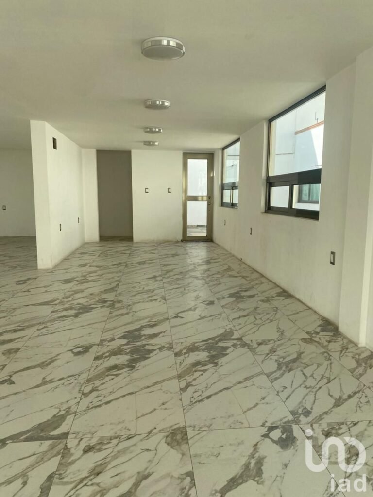 CASA CÉNTRICA CON GRAN JARDÍN Y SALÓN DE EVENTOS EN TERRENO DE 800 METROS CUADRADOS, EN VENTA