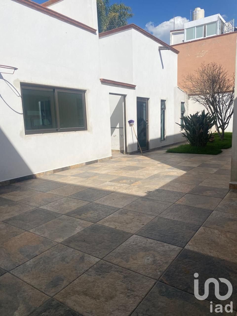 CASA CÉNTRICA CON GRAN JARDÍN Y SALÓN DE EVENTOS EN TERRENO DE 800 METROS CUADRADOS, EN VENTA