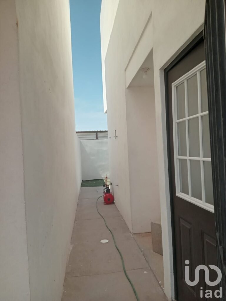 Casa sobre avenida pricipal y en cerrada en la ciudad de Torreón