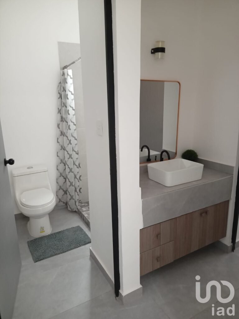 Casa sobre avenida pricipal y en cerrada en la ciudad de Torreón
