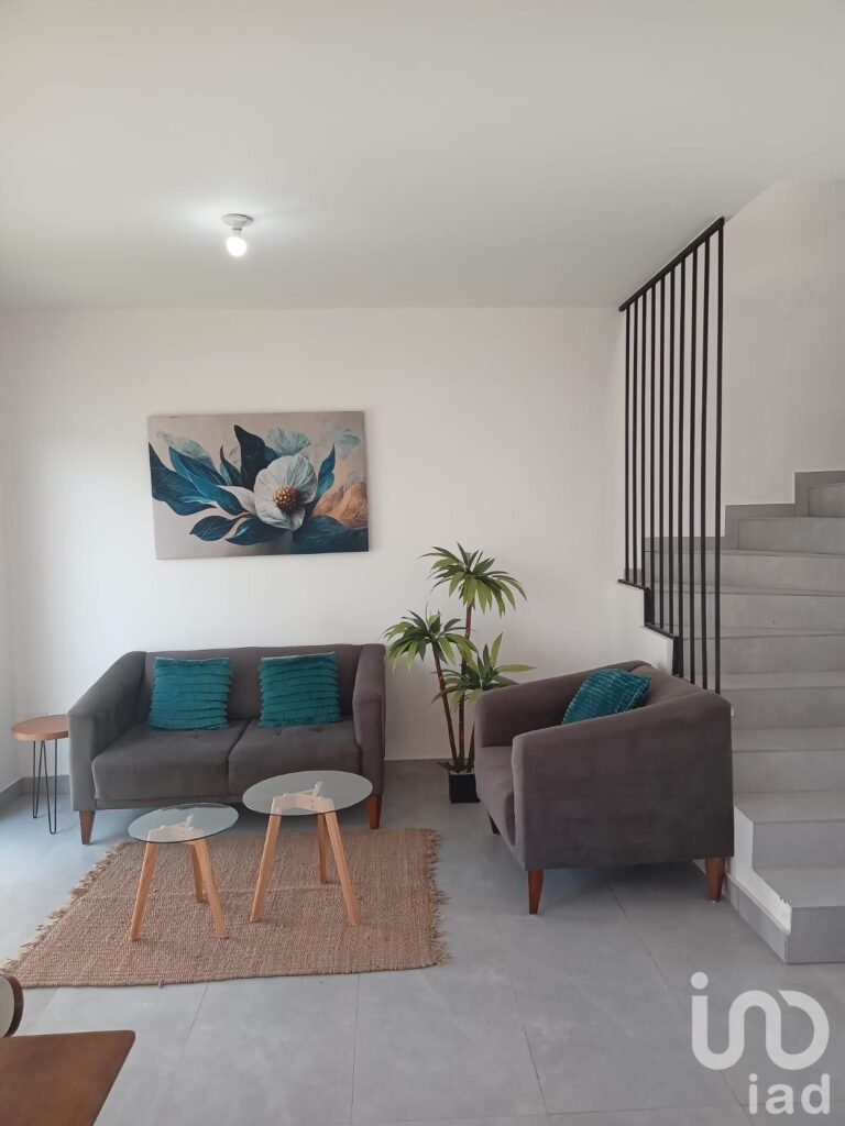 Casa sobre avenida pricipal y en cerrada en la ciudad de Torreón