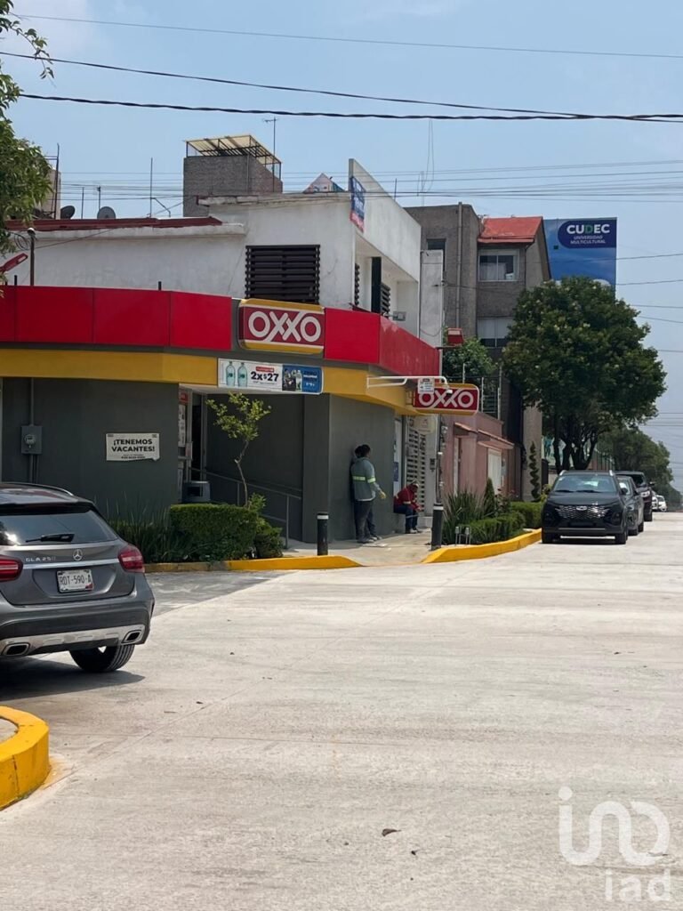 Renta Local en esquina Av. Viveros de Atizapan, EdoMex