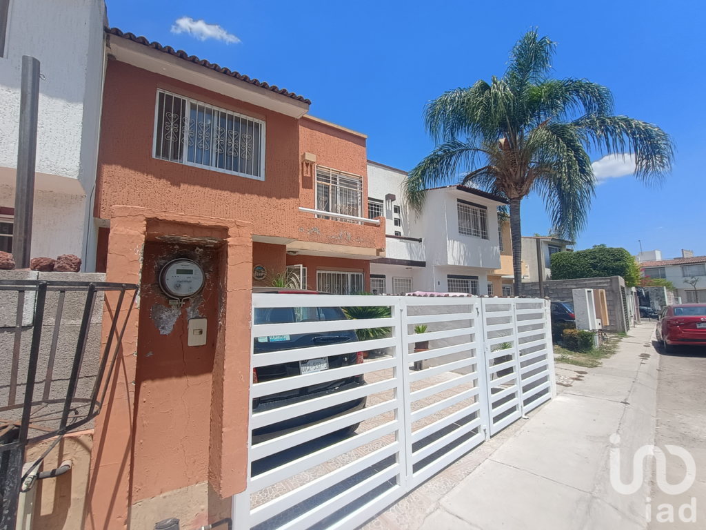 Casa en Priv. de Tzumpantli 10, Fracc. Santuarios del Cerrito, Cp 76900, Corregidora, Quéretaro