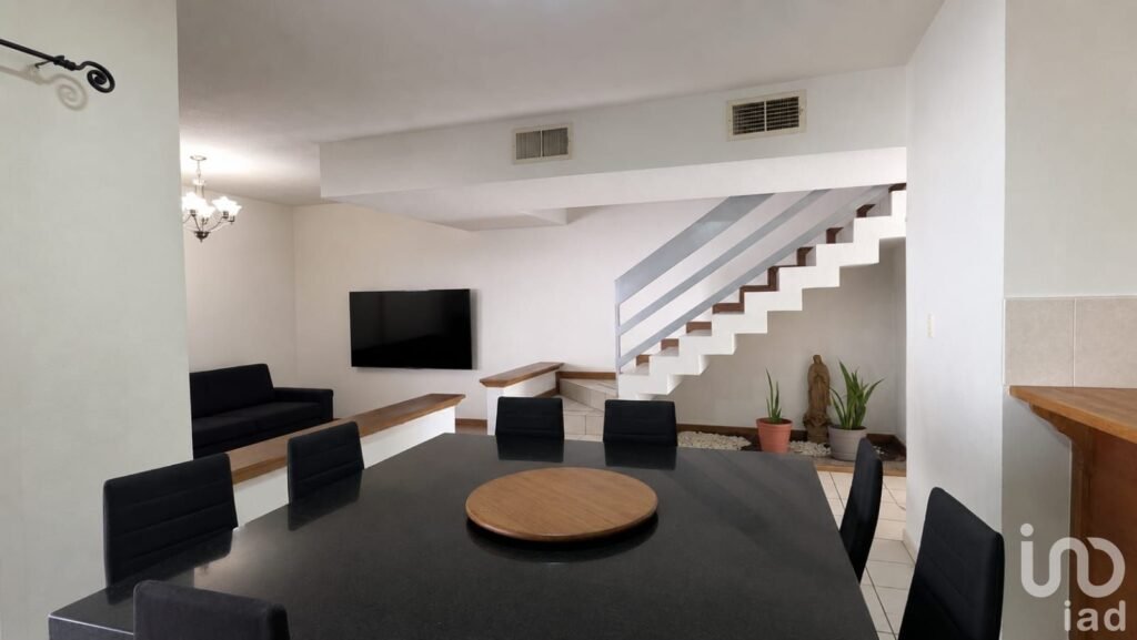 CASA EN ESQUINA CON TERRENO EXCEDENTE, SECTOR LA MISIONES, CD JUAREZ, CHIH