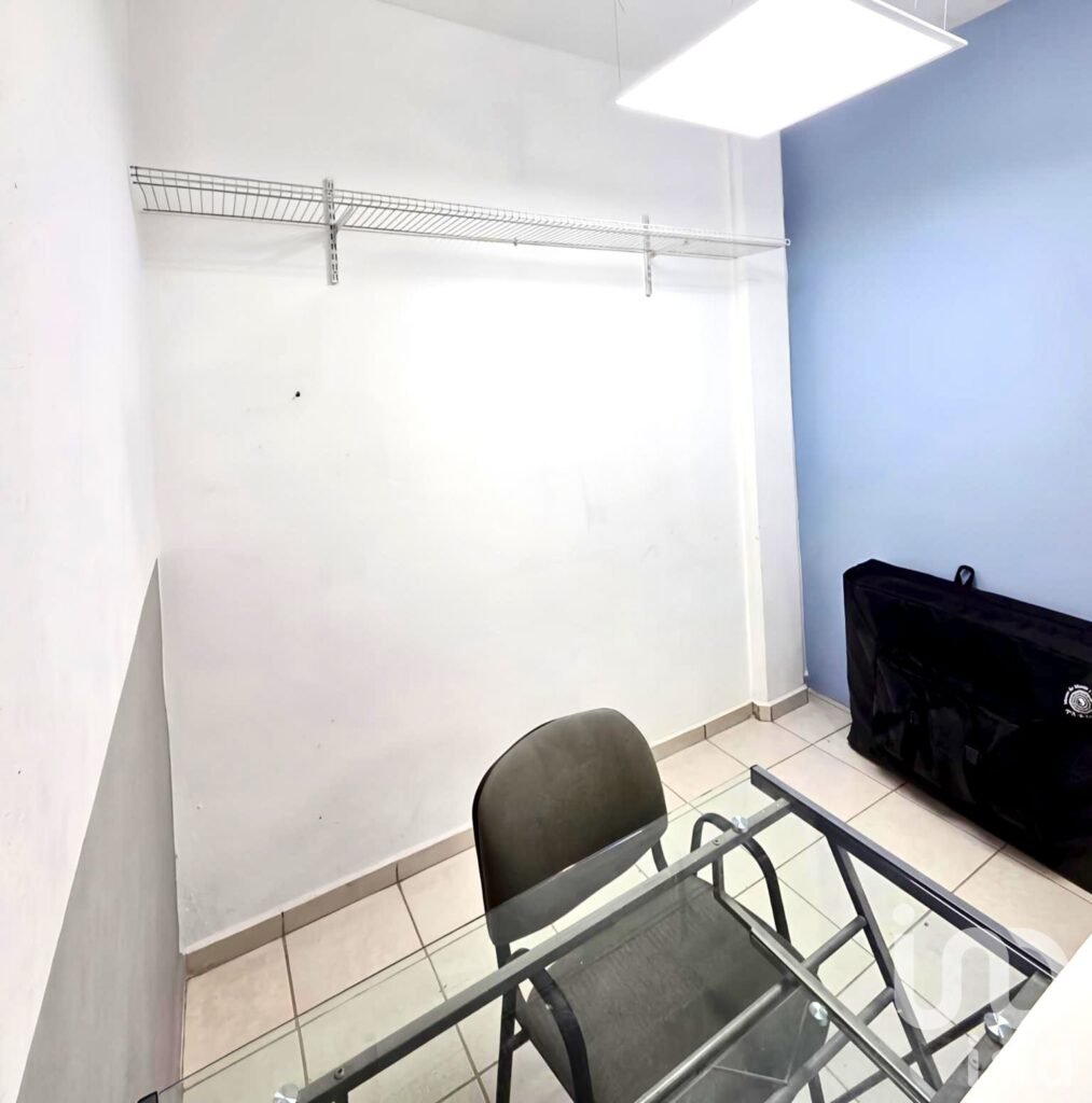 OFICINA/CONSULTORIO EN RENTA AMUEBLADO CON ESCRITORIO Y CAMILLA, EN LA CD DE QUERETARO,QRO.