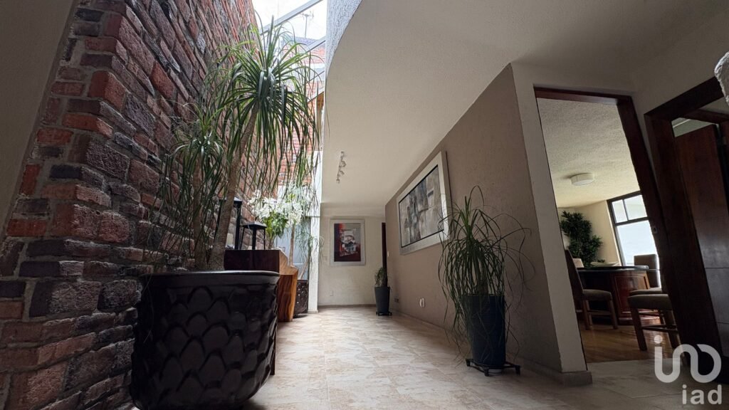 Se vende casa con amplio jardín en  Bosques de las Lomas, alcaldía Cuajimalpa de Morelos