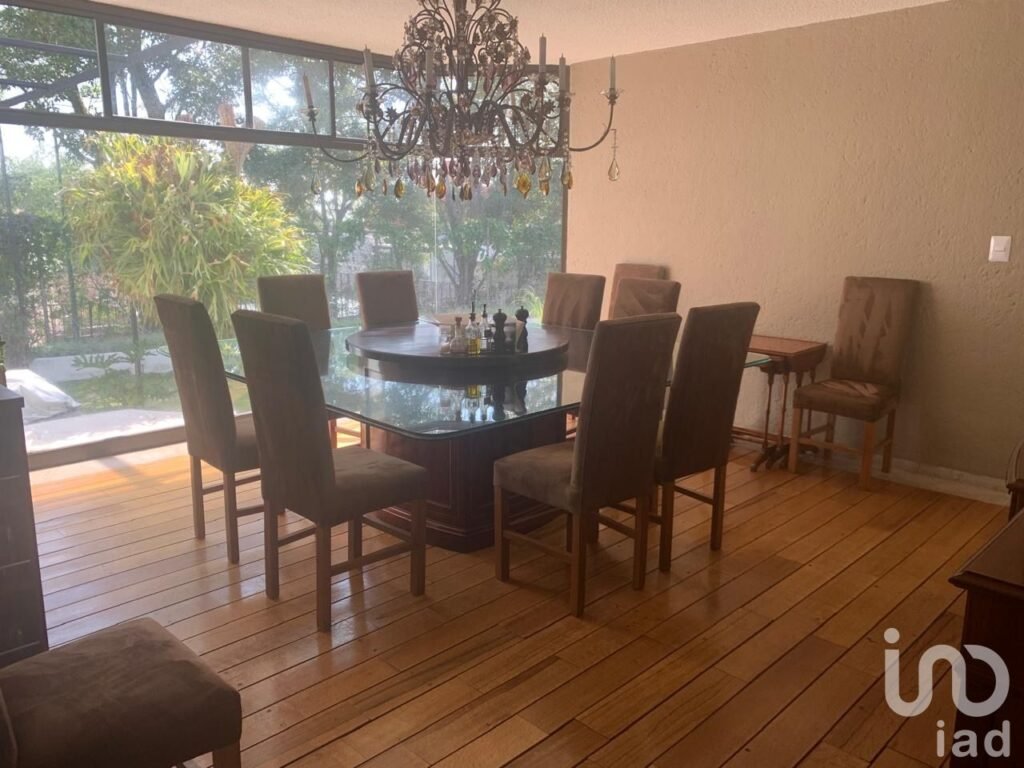 Se vende casa con amplio jardín en  Bosques de las Lomas, alcaldía Cuajimalpa de Morelos