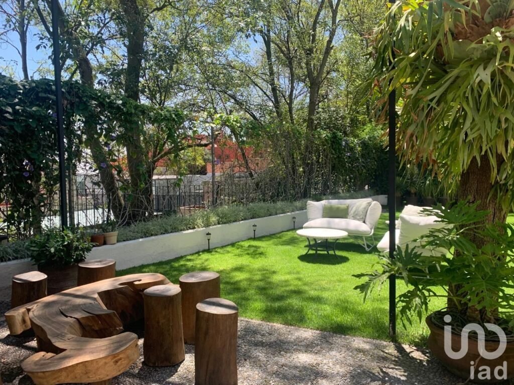 Se vende casa con amplio jardín en  Bosques de las Lomas, alcaldía Cuajimalpa de Morelos