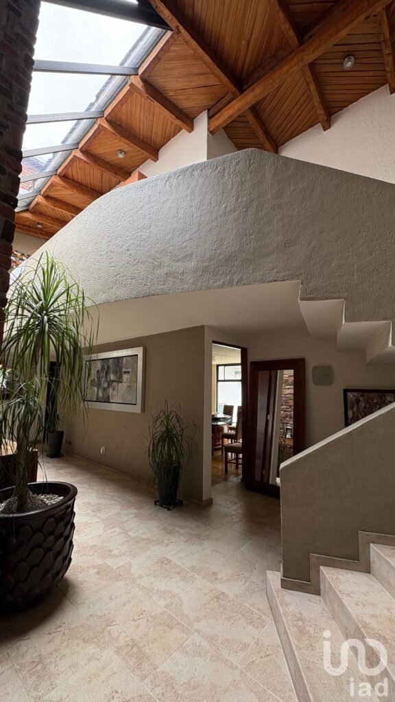 Se vende casa con amplio jardín en  Bosques de las Lomas, alcaldía Cuajimalpa de Morelos