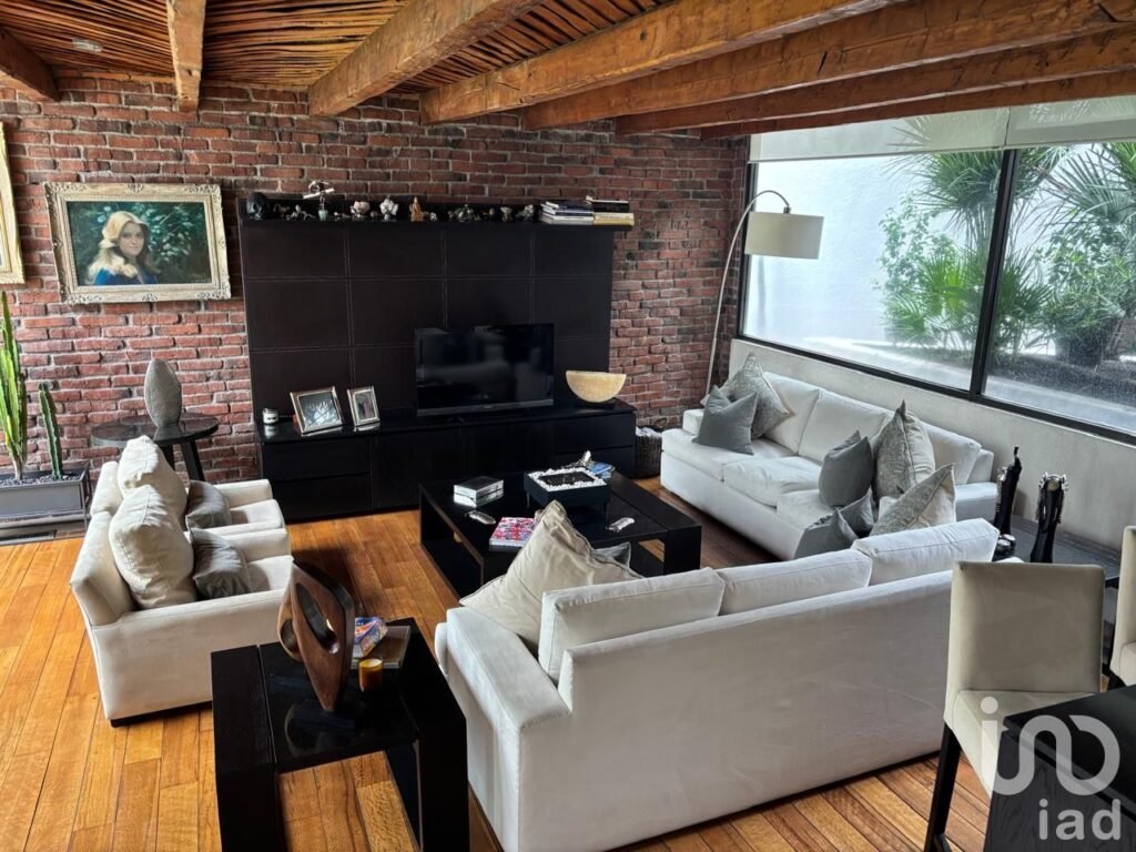 Se vende casa con amplio jardín en  Bosques de las Lomas, alcaldía Cuajimalpa de Morelos