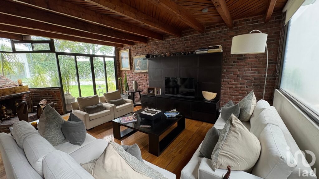 Se vende casa con amplio jardín en  Bosques de las Lomas, alcaldía Cuajimalpa de Morelos