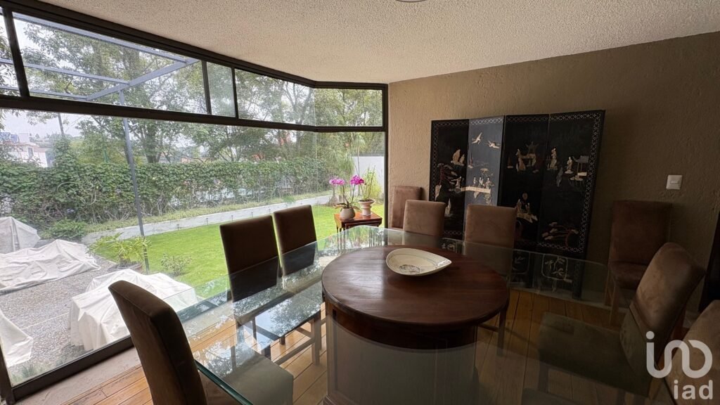 Se vende casa con amplio jardín en  Bosques de las Lomas, alcaldía Cuajimalpa de Morelos