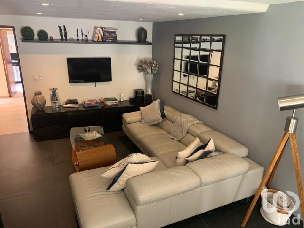 Se vende casa con amplio jardín en  Bosques de las Lomas, alcaldía Cuajimalpa de Morelos