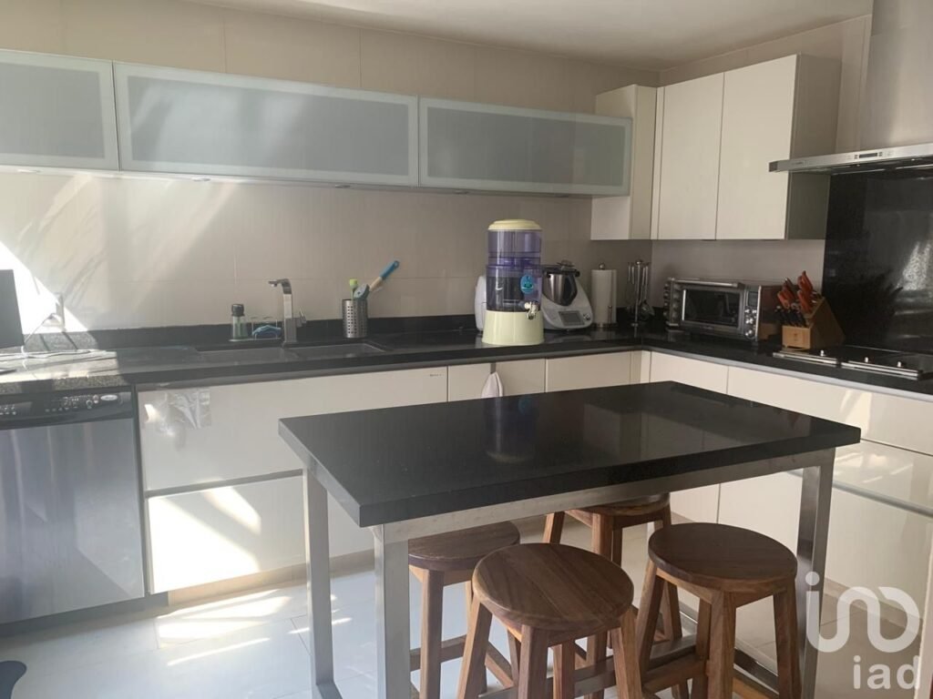 Se vende casa con amplio jardín en  Bosques de las Lomas, alcaldía Cuajimalpa de Morelos