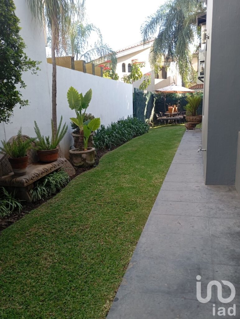 SE VENDE CASA EN BUGAMBILIAS DENTRO DE COTO AZALEAS EN ZAPOPAN JALISCO