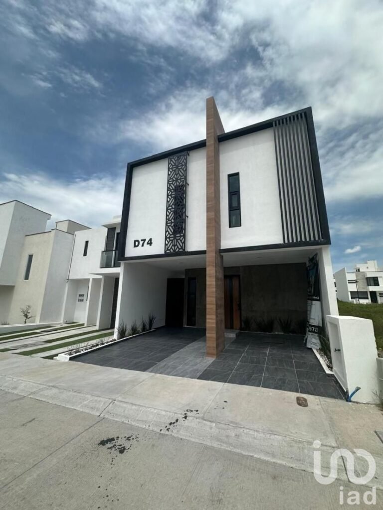 SE VENDE CASA EN CIUDAD MADERAS QUERETARO, TARAY ROYAL CLUB