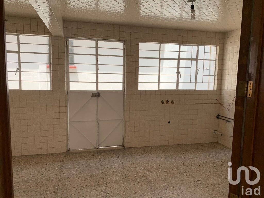 ¡INVERSIONISTAS! Casa con dos locales comerciales y departamentos para rentar