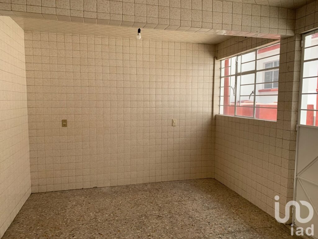 ¡INVERSIONISTAS! Casa con dos locales comerciales y departamentos para rentar
