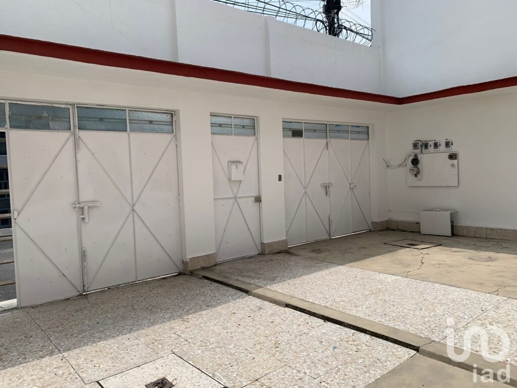 ¡INVERSIONISTAS! Casa con dos locales comerciales y departamentos para rentar