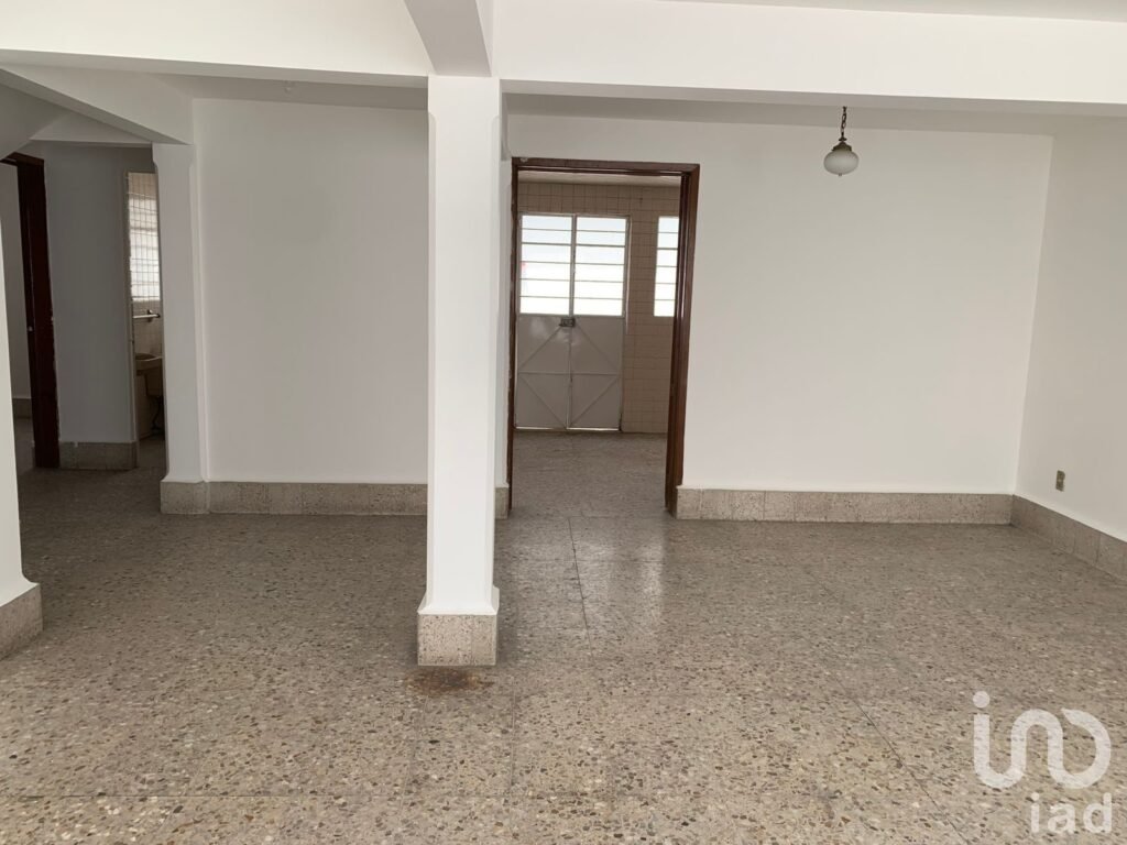 ¡INVERSIONISTAS! Casa con dos locales comerciales y departamentos para rentar
