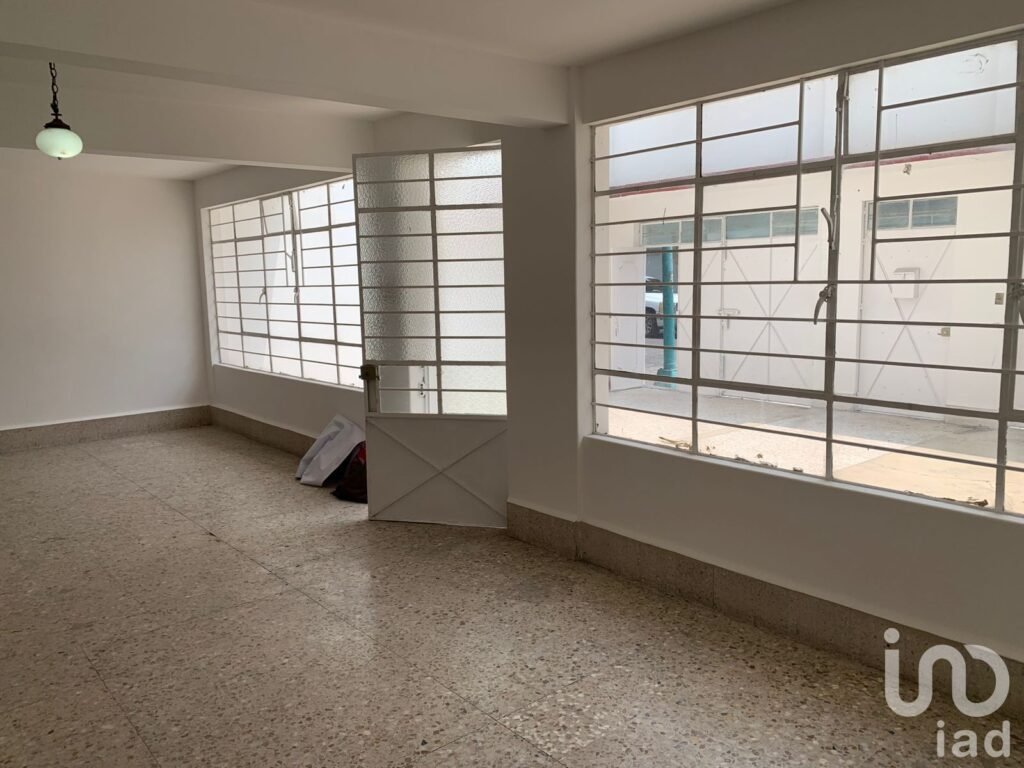 ¡INVERSIONISTAS! Casa con dos locales comerciales y departamentos para rentar