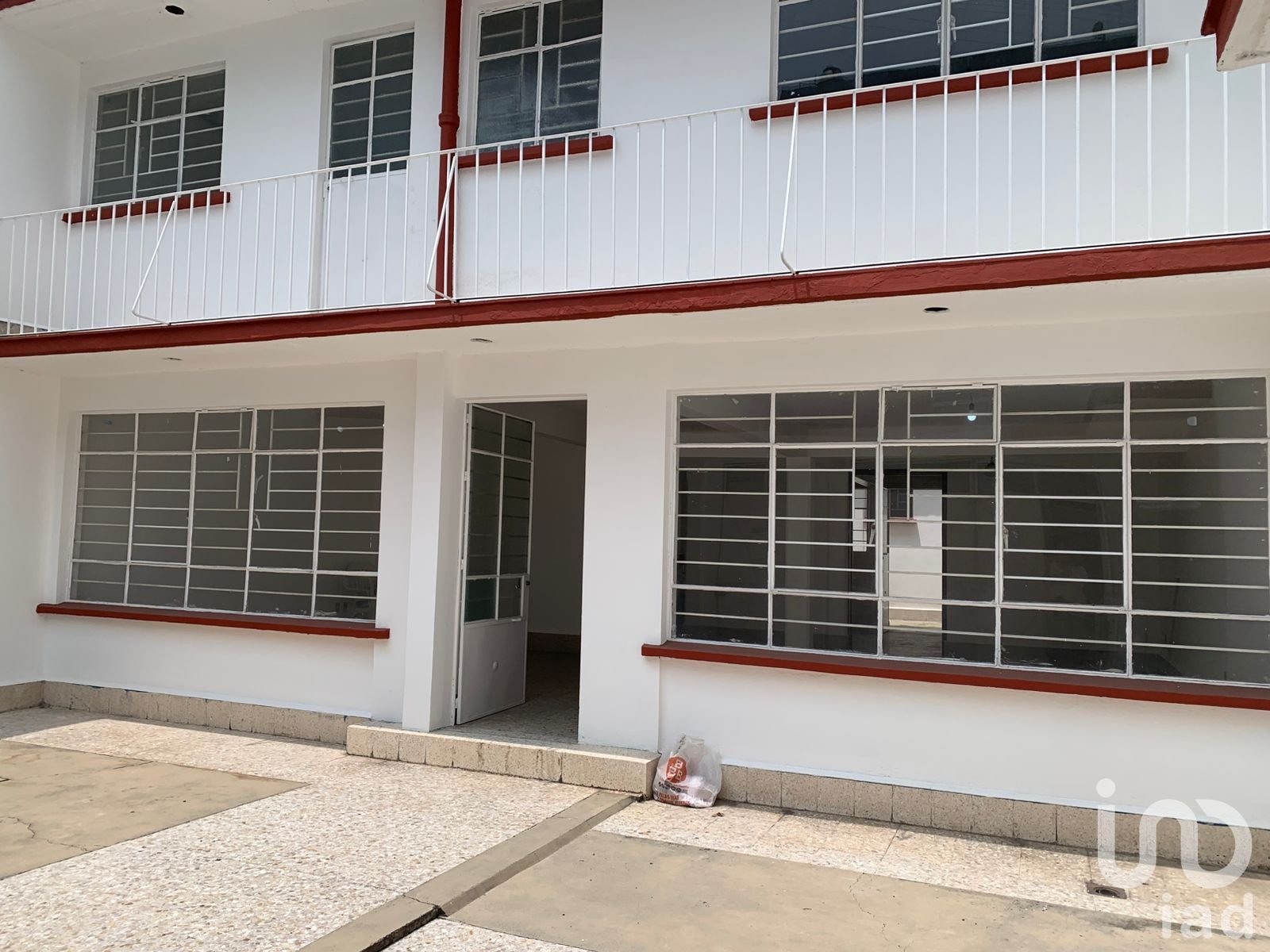 ¡INVERSIONISTAS! Casa con dos locales comerciales y departamentos para rentar