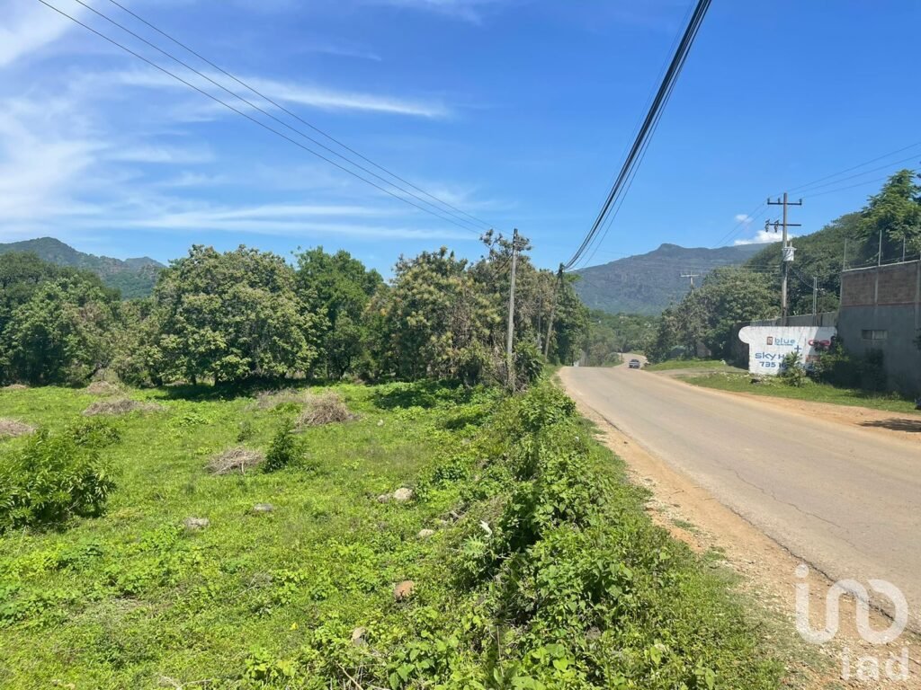 Lote en Tepoztlán a borde de Carretera, en Amatlán de Quetzalcóatl, Tepoztlán.