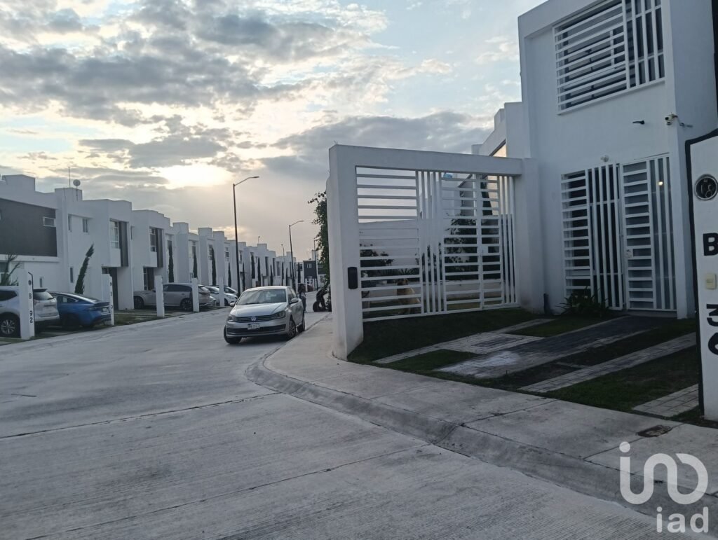 CASA EN VENTA  VILLALBA II JARDIN AMPLIO CONDOMINIO CIGALES 2 EN CORREGIDORA QUERETARO