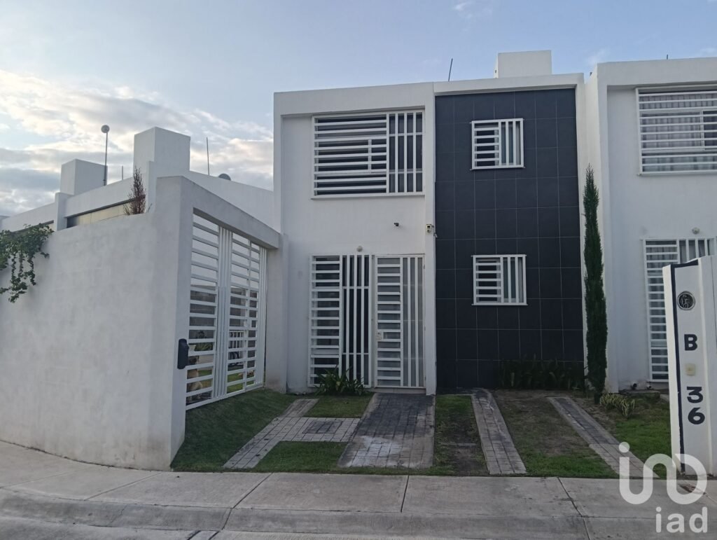 CASA EN VENTA  VILLALBA II JARDIN AMPLIO CONDOMINIO CIGALES 2 EN CORREGIDORA QUERETARO