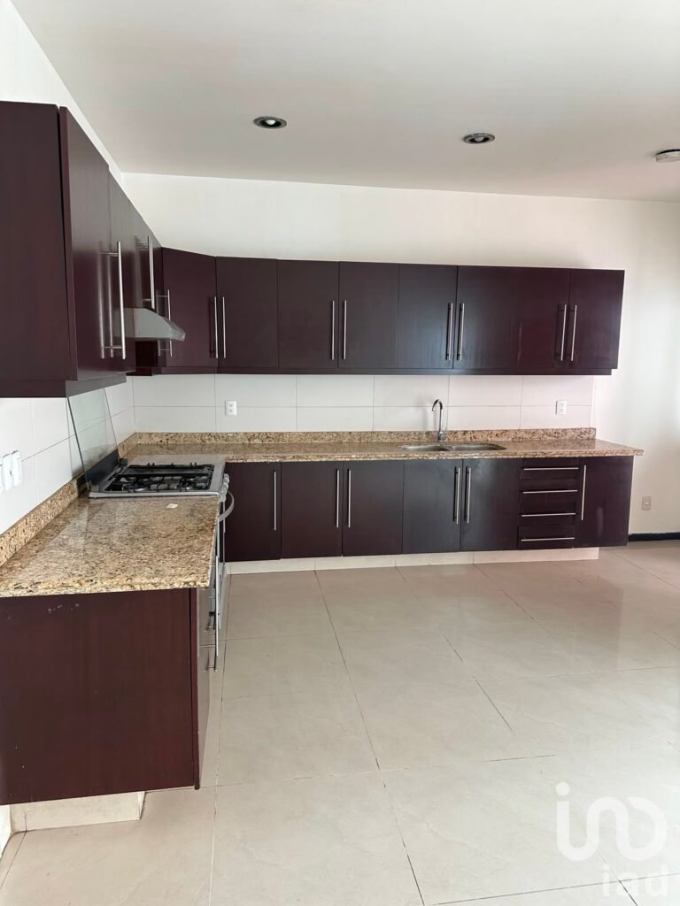 SE RENTA CASA EN FRACCIONAMIENTO VIVEROS DEL VALLE ZAPOPAN JALISCO