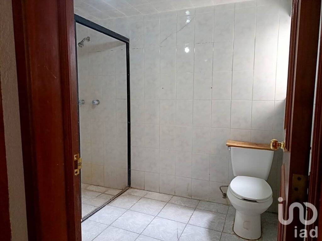 Venta de casa con Local,  frente al Mexibús Unitec