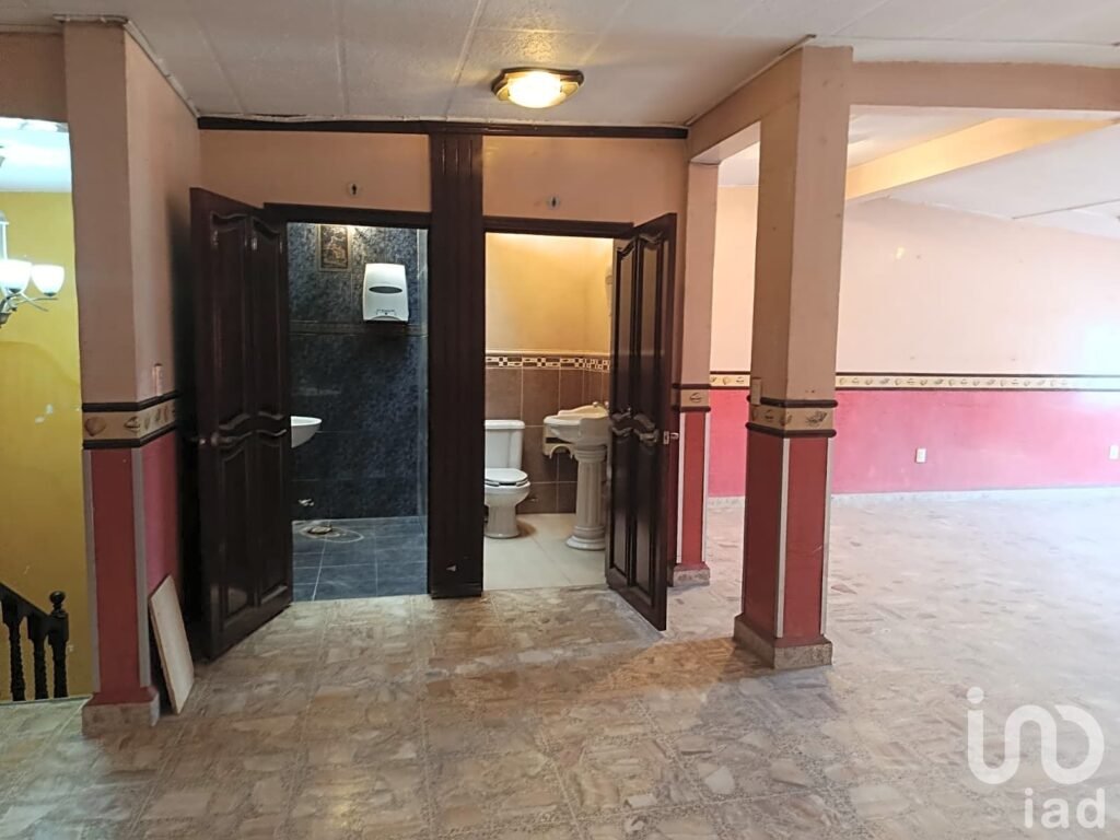 Venta de casa con Local,  frente al Mexibús Unitec