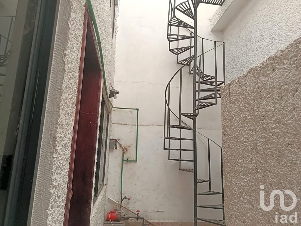 Venta de casa con Local,  frente al Mexibús Unitec