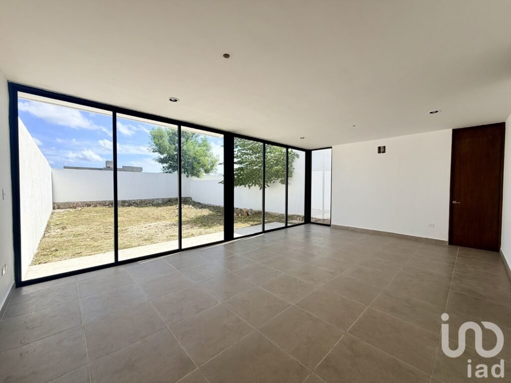 CASA EN VENTA EN NADIRA CONKAL CON AMPLIO TERRENO