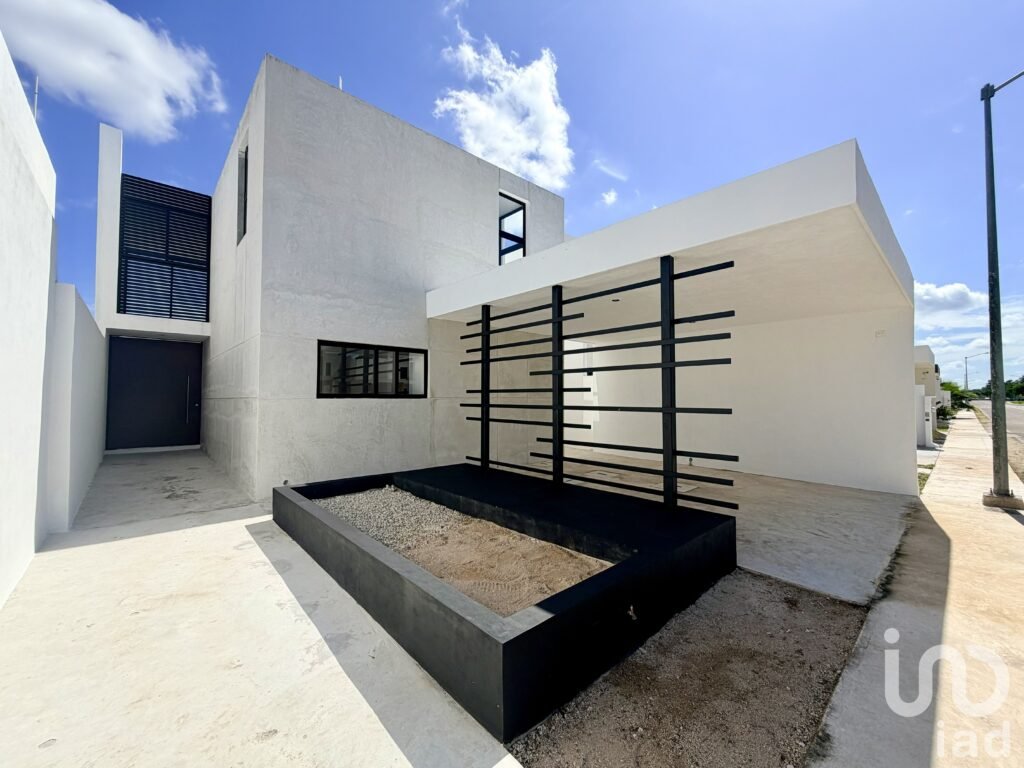 CASA EN VENTA EN NADIRA CONKAL CON AMPLIO TERRENO