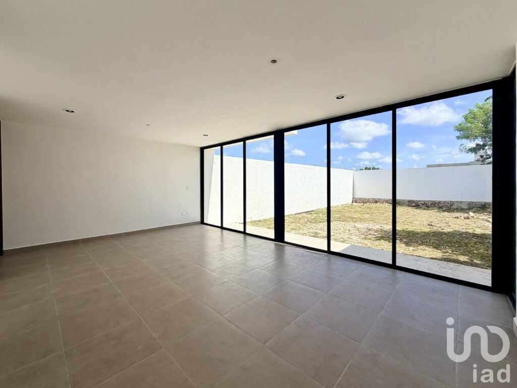 CASA EN VENTA EN NADIRA CONKAL CON AMPLIO TERRENO