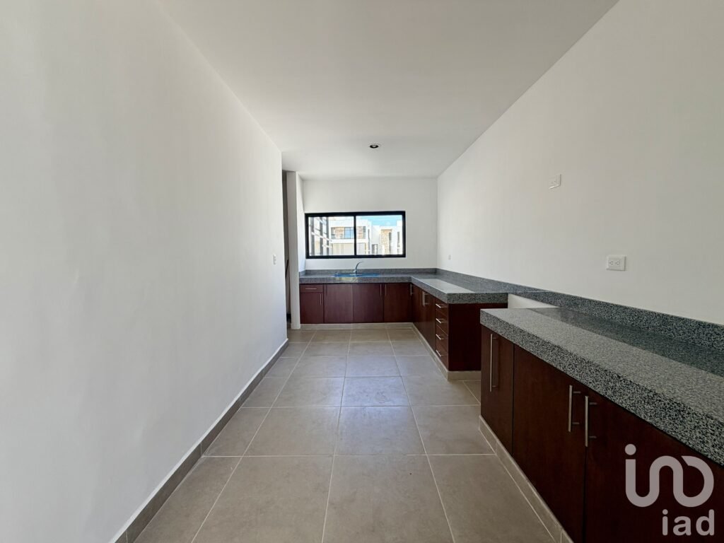 CASA EN VENTA EN NADIRA CONKAL CON AMPLIO TERRENO