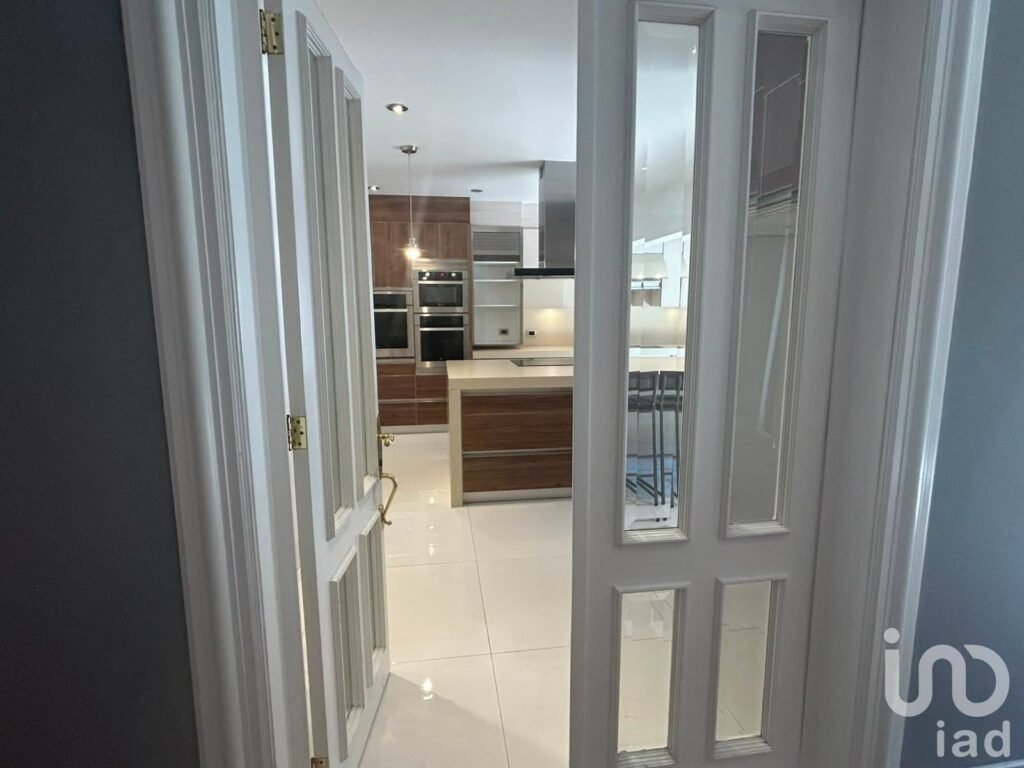 En venta exclusiva casa recién remodelada y con cocina de ultra lujo en privada de Interlomas