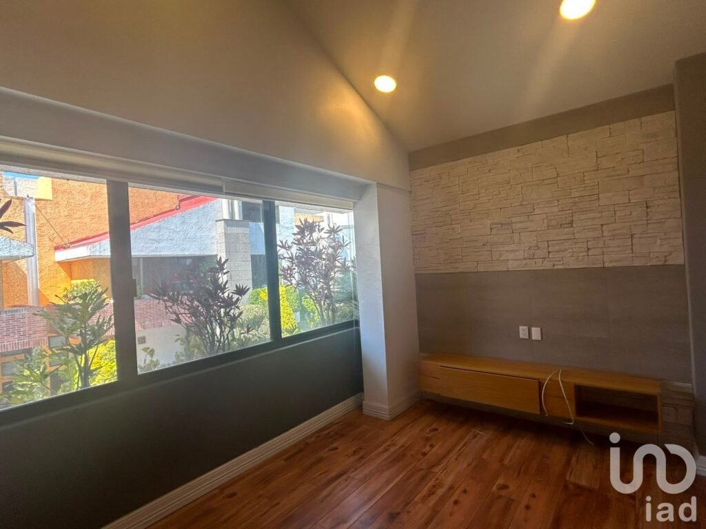 En venta exclusiva casa recién remodelada y con cocina de ultra lujo en privada de Interlomas