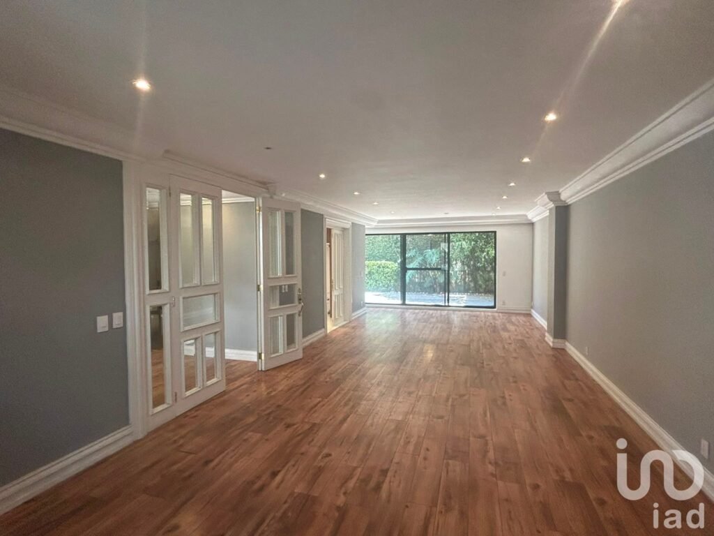 En venta exclusiva casa recién remodelada y con cocina de ultra lujo en privada de Interlomas